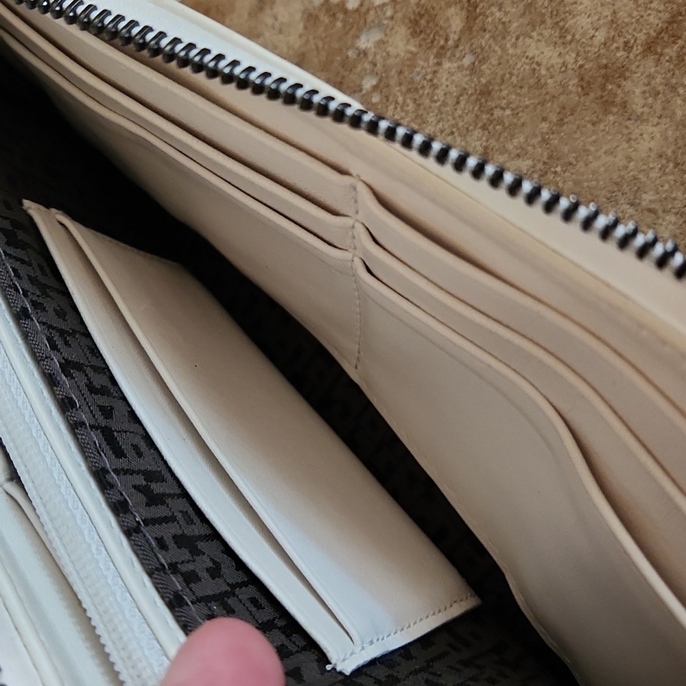 LONGCHAMP White Leather Wallet with Embossed Logo - Picture 11 of 16